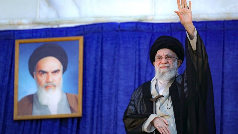  الامام الخامنئي: الشعب الايراني أصبح أكثر قوة في مواجهة الاستكبار