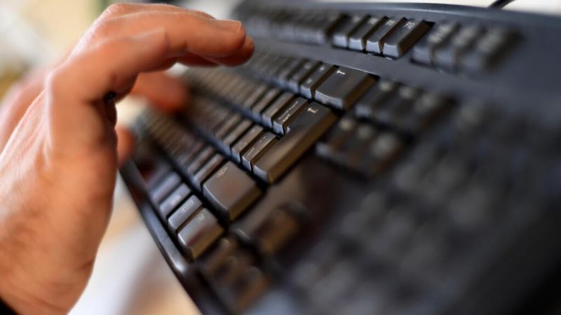 تعطّل مواقع إلكترونية تثير مخاوف من القرصنة بالذكاء الاصطناعي