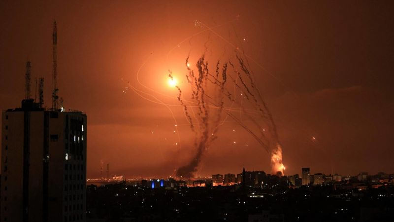 الشارع الفلسطيني احتفى بالصواريخ الايرانية وهي تعبر سماء الاقصى نحو أهدافها 